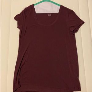 Scoop neck t-shirt.